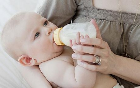 Bottle Feed 1 Best Way to Bottle Feed Your Newborn Baby 
